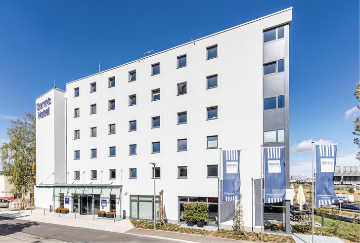 <p>
Außen korrespondiert das neue Dorint Airport-Hotel in Stuttgart mit der Umgebung. Im Inneren sind die Inspirationen aus der Fliegerei allgegenwärtig.
</p>