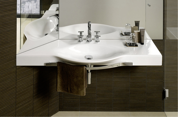 
Die schräge Wand erforderte einen Gehrungsschnitt am Waschtisch (Palace Hotel von Laufen). Dadurch ist die Ablagefläche größer.
