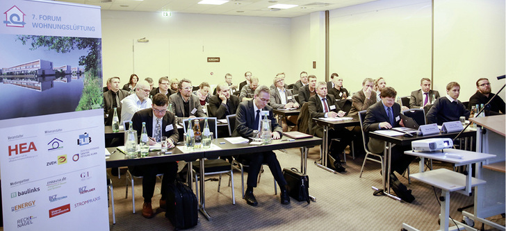 
Die Teilnehmer der Berliner Tagung erfuhren mehr zum Thema „Wohnungslüftung im neuen Anreizprogramm Energieeffizienz“. 
