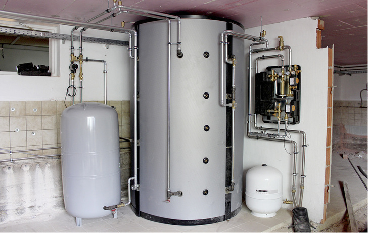 
Die niedrige Deckenhöhe des Schweinestalls führte zu einer Sonderlösung beim Pufferspeicher. Als Einzelanfertigung von Citrin-Solar kam er verkürzt auf die Baustelle.
