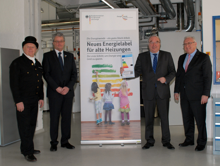 Der Parlamentarische Staatssekretär Uwe Beckmeyer (2.v.r.) mit ZIV-Präsident Oswald Wilhelm (l.), ZVSHK-Präsident Manfred Stather (2.v.l.) und BDH-Präsident Manfred Greis (r.).