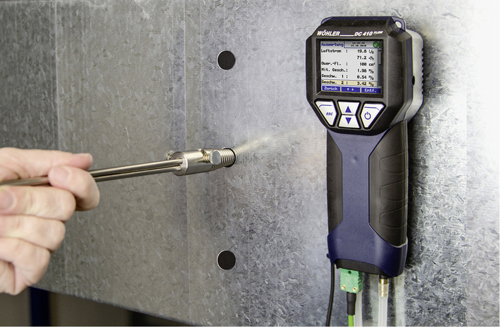 
Die Volumenstrommessung gehört zur Inbetriebnahme dazu: Für eckige Kanäle ist zum Beispiel die Netzmessung, auch Trivialverfahren, das Mittel der Wahl.
