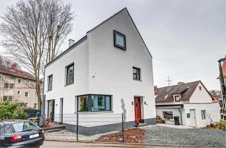 
Eine PV-Anlage liefert für dieses Einfamiliennaus in Bad Homburg mehr Strom. als es verbraucht. Dadurch wird es zum Effizienzhaus Plus.
