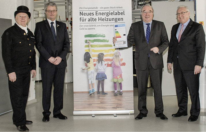 



Symbolische Vergabe des „ersten“ Altanlagenlabels in Berlin (v. l.): Oswald Wilhelm (ZIV), Manfred Stather (ZVSHK), Uwe Beckmeyer (BMWi) und Manfred Greis (BDH). 
