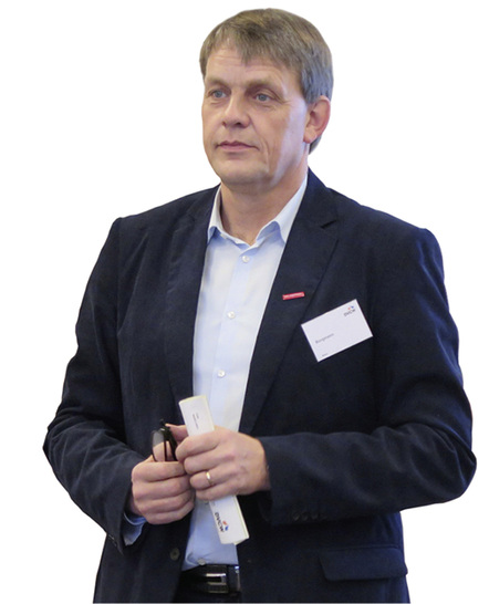 
Ansgar Borgmann moderierte die Fachtagung und nahm sich der Besonderheiten der Trinkwasserinstallation bei Notunterkünften an.
