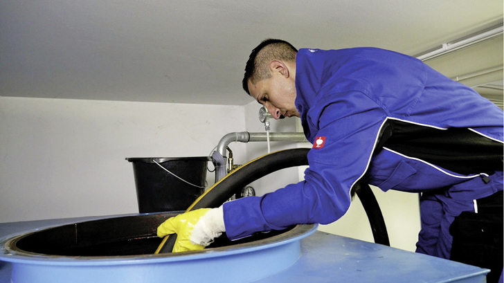 
Vor der Tankreinigung muss der Tank leer gepumpt werden. Am besten lässt man den Tank reinigen, wenn die Restmenge entsorgt werden kann.
