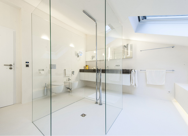 
Symmetrie bestimmt das Bild: Die Glasdusche steht jetzt in der Mitte des modernisierten Bades. 
