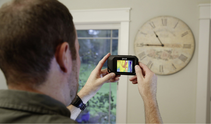
Lokalisierung einer warmwasserführenden Rohrleitung hinter der Wanduhr.
