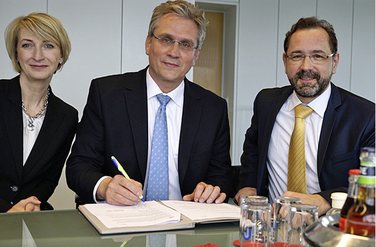 <p>
Alexandra Ernst (Kaufmännischer Vorstand des DVGW), Prof. Dr. Jürgen Schmidt und Prof. Dr. Gerald Linke bei der Unterzeichnung der Absichtserklärung. 
</p>

<p>
</p> - © DVGW

