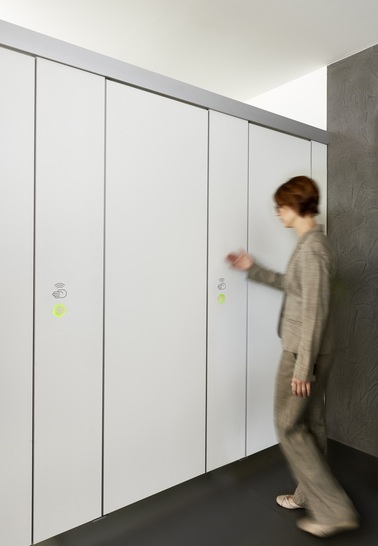 Nur gucken, nicht anfassen: Das Look & Wave-Konzept ermöglicht das Öffnen der WC-Tür, ohne diese zu berühren. - © Schäfer Trennwandsysteme
