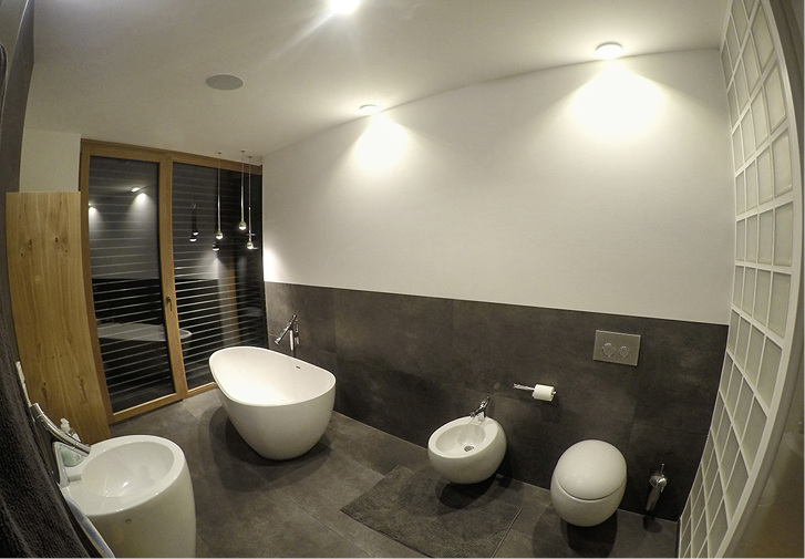 



Runde Sache: Beispiel für Grundlicht (Licht zum Sehen) in einem Badezimmer mit Downlights vom Typ Vio der Firma Escale. 
