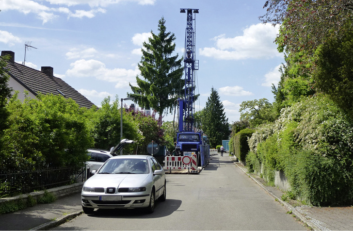 
In Böblingen haben die Hebungsprozesse nach der erfolgreichen Sanierung schadhafter Erdwärmesonden deutlich abgenommen. In einem Fall stellte das Land Baden-Württemberg 1,4 Millionen Euro für die Sanierung von zwei Erdwärmesonden zur Verfügung.
