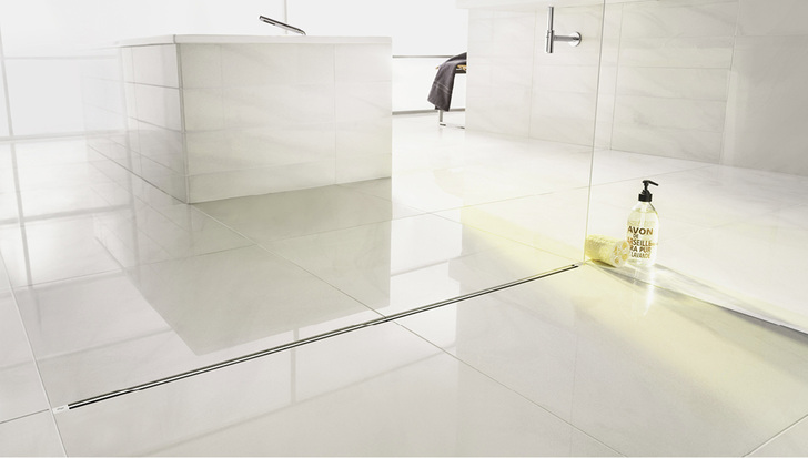 
Die Duschrinne Advantix Vario von Viega lässt sich millimetergenau kürzen und damit an jede Einbausituation anpassen.



