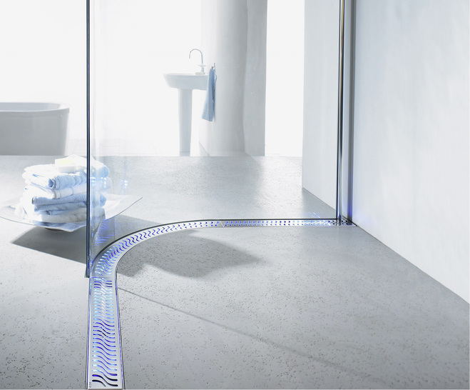 
Gebogene Duschrinne mit Edelstahlrost und blauem Beleuchtungsmodul.



