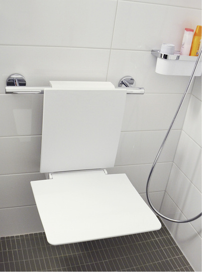 
Montagebeispiel im Kölner St. Marien-Hospital: Zum Konzept gehört ein klappbarer Sitz, der mit seiner Rückenlehne am Handlauf sicheren Halt findet.
