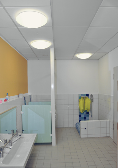 
Deckenstrahlplatten ermöglichen eine freie Raumgestaltung, auf Heizkörper muss keine Rücksicht genommen werden. In öffentlichen Gebäuden wie der Kindertagesstätte in Delmenhorst spielen zudem höhere Sicherheit und Verhinderung von Vandalismus eine Rolle. 
