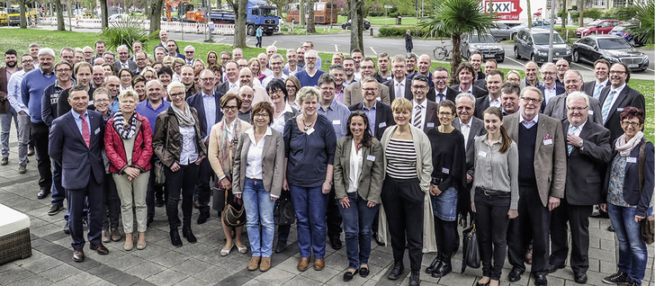 
Rund 110 Teilnehmer verzeichnete die Jahrestagung der Bad&Heizung AG. Mehr als jeder zweite Betrieb war nach Wiesbaden gereist – trotz voller Auftragsbücher.
