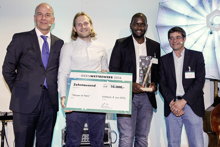 Thorsten Klapproth ­(Vorstandsvorsitzender Hansgrohe SE) mit den ­Gewinnern des ersten Preises Felix Müller und Mulundu ­Sichone und Richard Grohe (v.l.).