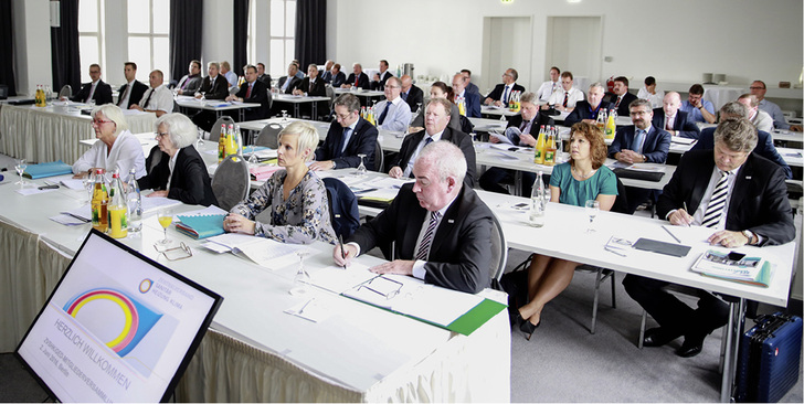 
Zur eintägigen Frühjahrssitzung kam die ZVSHK-Mitgliederversammlung am 2. Juni 2016 in Berlin zusammen.
