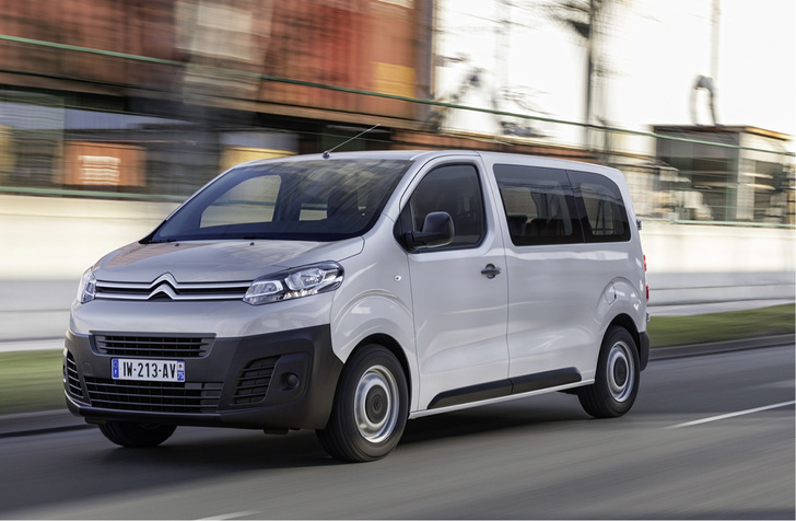 
Fährt als einer von Dreien ins Modelljahr 2017: der Citroën Jumpy in der Combi-Version in der mittleren Länge L2.
