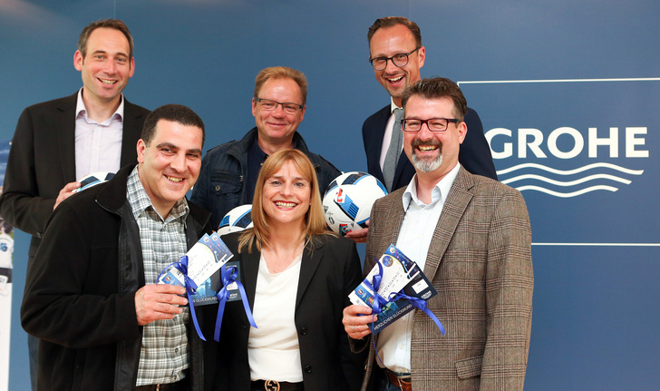 Die glücklichen Gewinner bei der Preisübergabe v.l.. Hinten: Markus Birkner (Großhandel Reichwald/Elmer), Thomas Erdmann (GF Erdmann Heizung-Sanitär), Sebastian Becker (Großhandel Wiedemann). Vorne: Ari Krsisoglu (Installateur Fa. Erdmann), Andrea Bußmann (GF Grohe Deutschland Vertriebs GmbH), Christian Laufer (GF Fa. Erwin Laufer Heizungsbau).