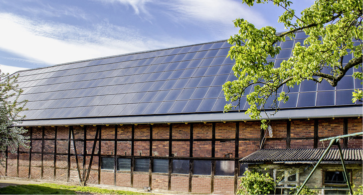 



Historisches Fachwerkgebäude mit PV-Schindeldach. Ausschlaggebend für die Genehmigung durch die Denkmalschutzbehörde waren das geringe Gewicht, die Anmutung von Schindeln und die Blindmodule.
