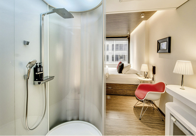 
Im CitizenM ist über der schulterbreiten Kopfbrause Raindance E von Hansgrohe ein LED-Lichthimmel installiert.
