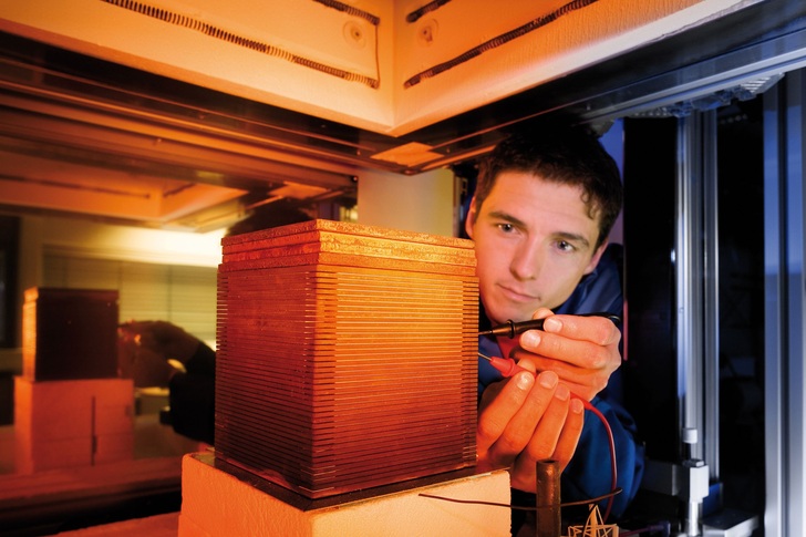 Ein Entwickler misst einen Stack durch.