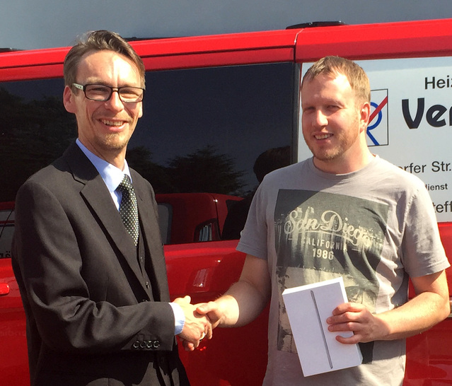 Regionalverkaufsleiter Süd-West Jens Kunen mit dem Gewinner der SHK Essen Tim Verlsteffen.