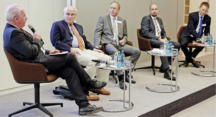 
Es sprachen (v. l.): Andreas Müller (ZVSHK), Joachim Seeger (Bundesbauministerium), Moderator Andreas Radtke, Andreas Schüring (Bundeswirtschaftsministerium), Markus Schönborn (KfW).
