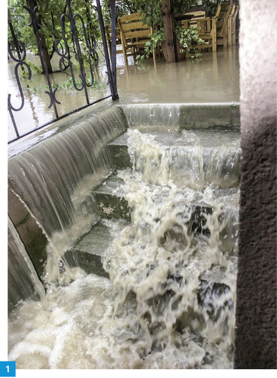 



Abflusswirksame Flächen zum Gebäude sind Risikofaktoren.
