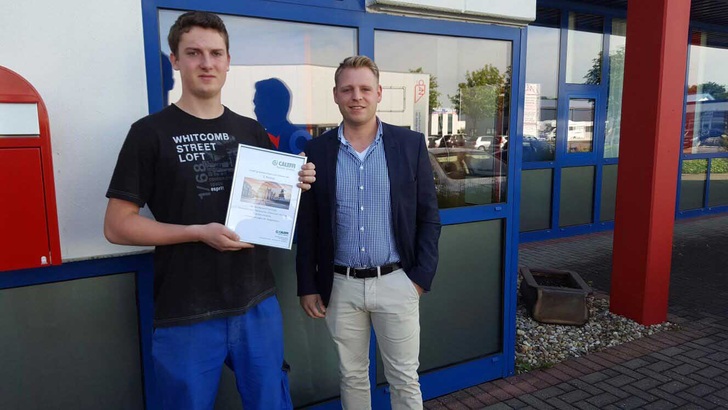 Fliegt in die Metropole Mailand: Alexander Riedel, von der Sell GmbH in Helmbrechts. Sein Gewinn wurde ihm von Caleffi-Außendienstmitarbeiter Sebastian Wiegand überreicht.