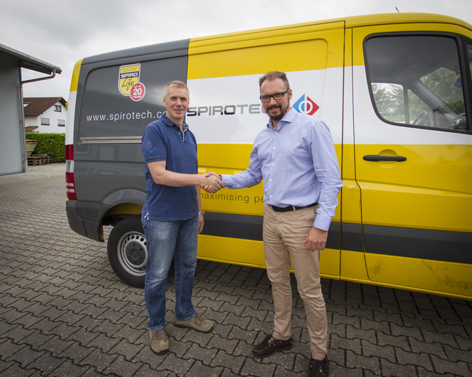 Peter Urnauer, Energie- und Haustechnik aus Sinzheim-Kartung (links) ist einer der drei Gewinner eines Weber Grills. Der für die Region Südwest zuständige Außendienstmitarbeiter Christian Görtz konnte gratulieren.