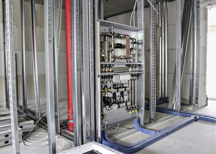 
Wohnungsübergabestationen übernehmen innerhalb einer Wohneinheit die hygienische Trinkwassererwärmung im Durchflussprinzip und die bedarfsgerechte Heizwärmeversorgung.
