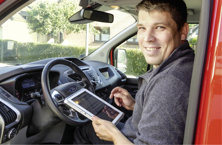 
Mobil und flexibel unterwegs: Der SHK-Fachunternehmer Hauke Horstmann nutzt die Software Kaufmann im Betriebsalltag.
