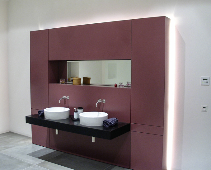 
Ein gelungenes Beispiel für die Lichtplanung nach dem Gestaltungsansatz „Licht zum Hinsehen“ (focal glow) mit einer hinterleuchteten Vorwand. 



