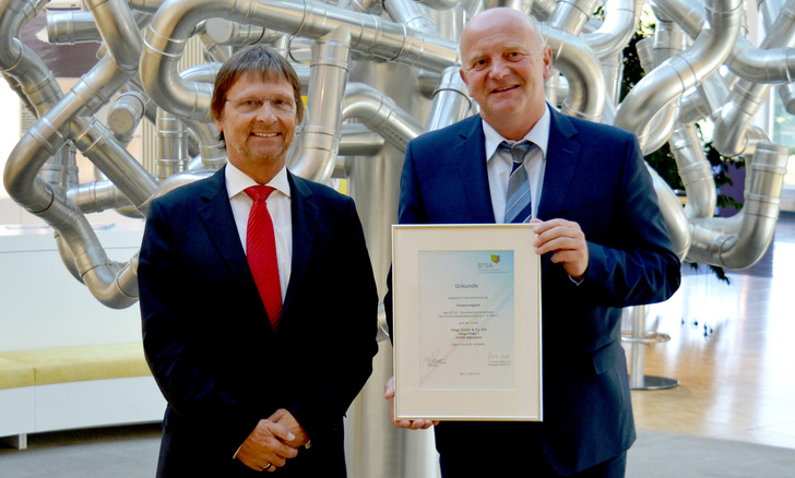 Günther Mertz (BTGA, links) überreichte Werner Schulte (Viega) die Mitgliedsurkunde.