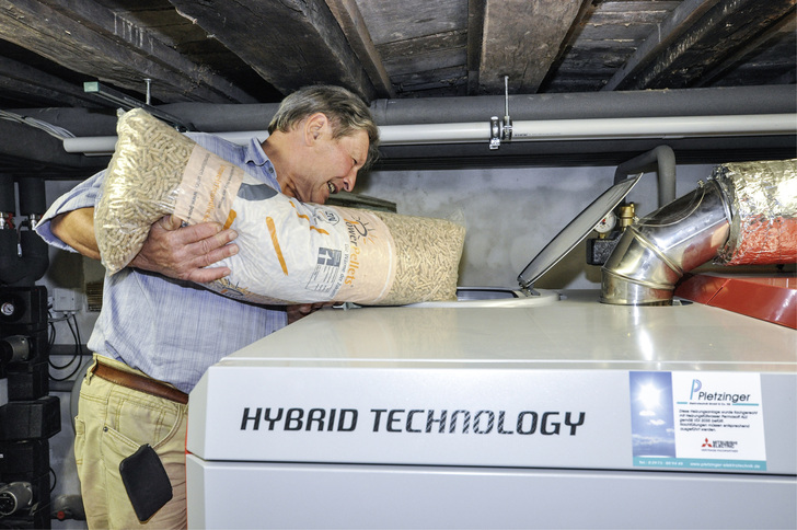 

Bei Scheitholzvergaser-Pellet-Kombikesseln (SP-Kombis) handelt es sich um Hybridkessel, die wechselweise Scheitholz und Holzpellets verbrennen können.





