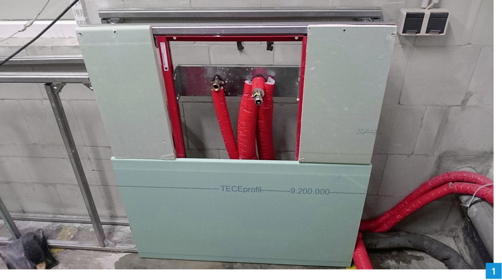 

Versuchsstand zur Ermittlung von Temperaturverläufen in Trinkwasserinstallationen – hier mit einer Ringinstallation für Kaltwasser und einer T-Stück-Installation für Warmwasser.

