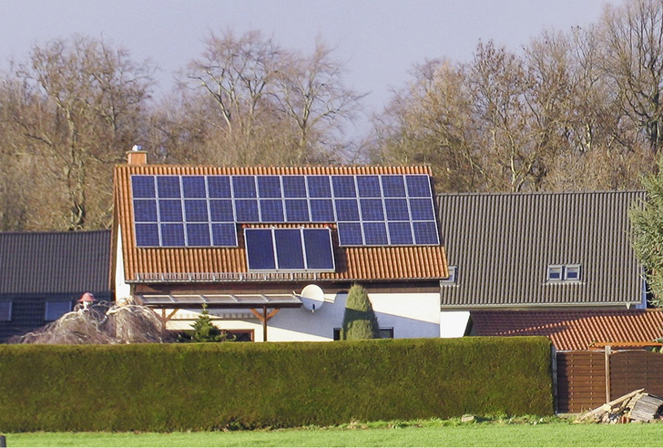 





Solarthermie und Photovoltaik müssen sich nicht ausschließen. Sie können sich hervorragend bei der Eigenversorgung eines Hauses ergänzen. 

