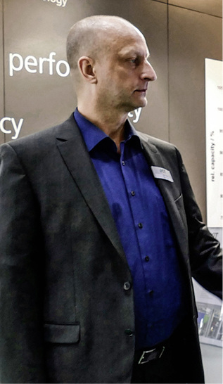 <p>
</p>

<p>
<b>Thomas Timke</b>
 war Experte für elektrische Energiespeicher und Batterienormung am Karlsruher Institut für Technologie (KIT). Seit 1. September verantwortet er im Technologiezentrum SolarWatt Innovation die Weiterentwicklung des Sicherheitskonzepts des Batteriespeichers MyReserve.
</p> - © Alle Bilder: Wolfgang Schmid

