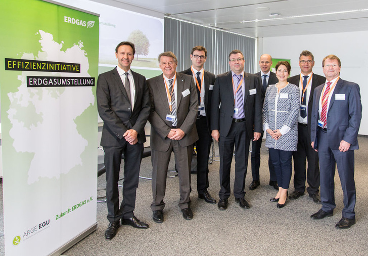 Gründung der Initiative (v.l.): Ulrich Ronnacker (Open Grid Europe), Herbert Kuschel (Vaillant Deutschland), Julien Mounier (BS Energy), Sebastian Bormann (MHG Heiztechnik), Dr. Timm Kehler (Zukunft ERDGAS), Andrea Bolz (Open Grid Europe), Randulph Noack (Stadtwerke Porta Westfalica), Klaus-Dieter Gebhardt (WINGAS).