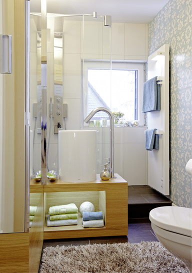 





Wohnlich und funktional trotz beengter Raumverhältnisse: Dank quergestelltem Waschplatz ist vom Schlauchbad kaum noch etwas zu spüren.

