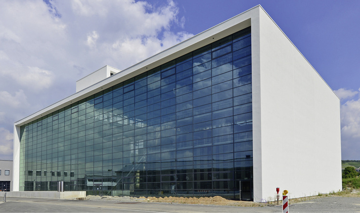 
In der neu erbauten Feuerwehr-Übungshalle können an verschiedenen Gebäudearten Einsatzfälle simuliert werden.



