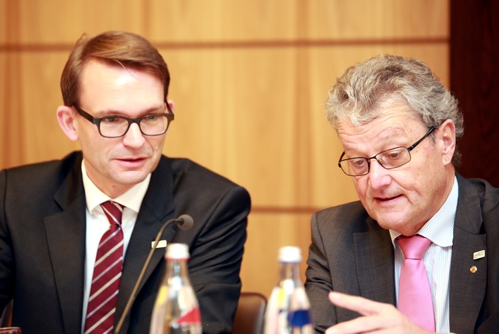 Manfred Stather (r.) ist als Präsident des ZVSHK zurückgetreten. Elmar Esser wurde als Geschäftsführer abberufen. - © ZVSHK
