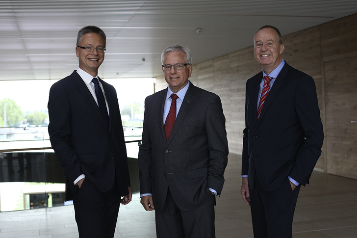 Rudolf Sonnemann (Mitte) geht in den Ruhestand, es übernehmen Dr. Nicholas Matten (rechts) und Dr. Kai Schiefelbein. - © Stiebel Eltron
 Rudolf Sonnemann (Mitte) geht in den Ruhestand, es übernehmen Dr. Nicholas Matten (rechts) und Dr. Kai Schiefelbein.