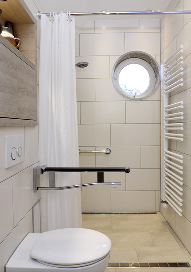 

Aus zwei Räumen wurde ein barrierefreies Schlauchbad mit nur 1,45 m Breite. 





