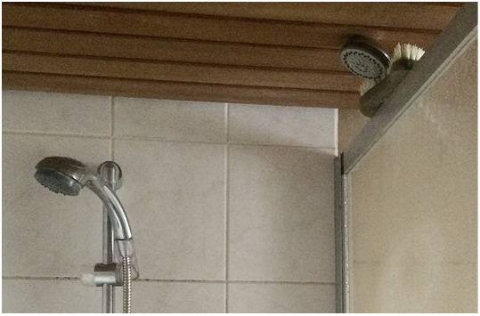 
Dusche mit zusätzlicher Kopfbrause.
