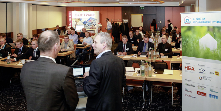 
Zum 8. Forum Wohnungslüftung kamen am 9. November 2016 Vertreter aus der Lüftungsindustrie, aus Planungsbüros sowie dem Elektro- und SHK-Handwerk nach Köln.
