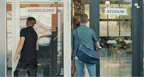 
Tom wählt eine SHK-Ausbildung, Mike zieht es an die Uni.
